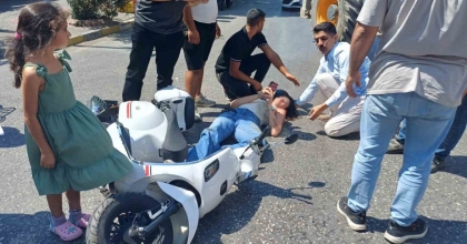 PANİK FREN YAPAN MOTOSİKLET SÜRÜCÜSÜ 3 METRE SÜRÜKLENDİ
