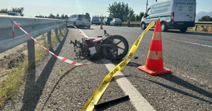 OTOMOBİL MOTOSİKLETE ARKADAN ÇARPTI: 1 ÖLÜ 3 YARALI
