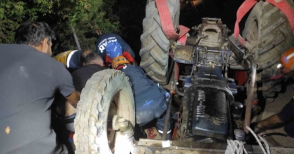 DEVRİLEN TRAKTÖRÜN ALTINDA KALAN SÜRÜCÜ KURTARILDI
