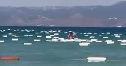 ÇEŞME’DE DENİZİ KÖPÜK KUTULAR BASTI
