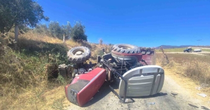 MANİSA’DA TRAKTÖR DEVRİLDİ: 3 YARALI