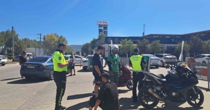 MENTEŞE’DE MOTOSİKLET VE OTOMOBİL ÇARPIŞTI: 1 YARALI
