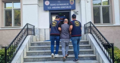 İZMİR’DE 8 YIL HAPİSLE ARANAN ŞAHIS JASAT’TAN KAÇAMADI
