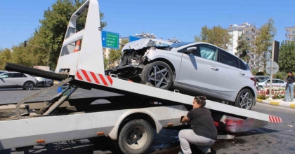 KIRMIZI IŞIK İHLALİ KAZA GETİRDİ: 3 YARALI
