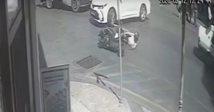OTOMOBİL İLE MOTOSİKLET ÇARPIŞTI: 1 YARALI
