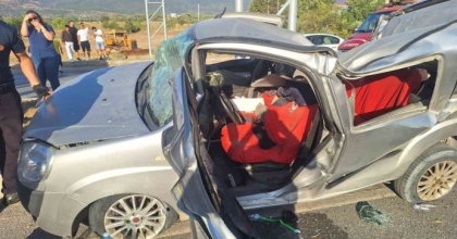 KONTROLDEN ÇIKAN ARAÇ YÖNLENDİRME DİREKLERİNE ÇARPTI: 1 YARALI