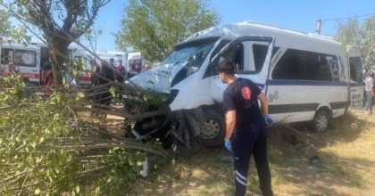 ALAŞEHİR’DE İŞÇİ MİNİBÜSÜ AĞACA ÇARPTI: 14 YARALI
