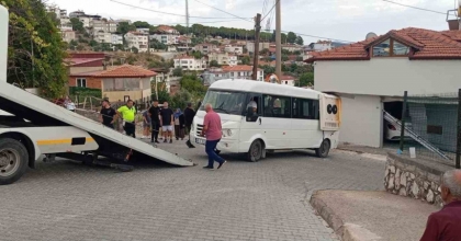 YATAĞAN’DA MİNİBÜS GARAJA ÇARPTI: 4 ÖĞRENCİ YARALANDI
