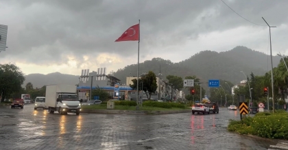 MARMARİS’TE SAĞANAK YAĞIŞ BAŞLADI
