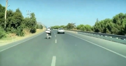 MOTOSİKLET BİR ANDA YOLA ATLADI, SÜRÜCÜNÜN REFLEKSİ SAYESİNDE FACİADAN DÖNÜLDÜ
