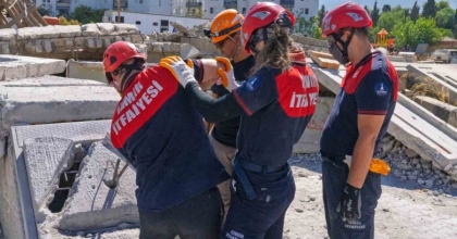 İZMİR İTFAİYESİ AĞIR ARAMA KURTARMADA GÜÇLENİYOR
