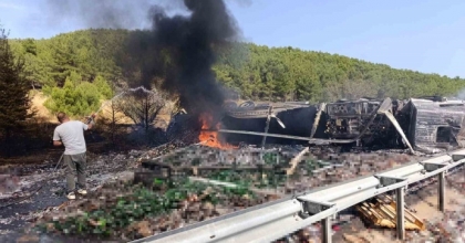 UŞAK’TA BARİYERE ÇARPAN ALKOL YÜKLÜ TIR ALEV ALDI