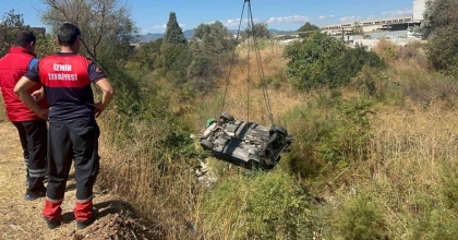 İZMİR’DE OTOMOBİL AKARSU HAVZASINA UÇTU: 1 ÖLÜ, 2 YARALI
