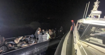 İZMİR AÇIKLARINDA 56 DÜZENSİZ GÖÇMEN YAKALANDI
