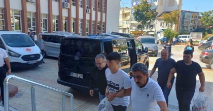 OKUL ÇEVRESİNDE POMPALI TÜFEKLE YAKALANAN ŞÜPHELİLER ADLİYEYE SEVK EDİLDİ