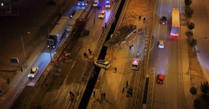 AFYONKARAHİSAR’DA TIR İLE OTOMOBİLLER ÇARPIŞTI: 1 ÖLÜ, 7 YARALI
