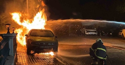 UŞAK’TA PARK HALİNDEKİ OTOMOBİLDE ÇIKAN YANGIN SÖNDÜRÜLDÜ