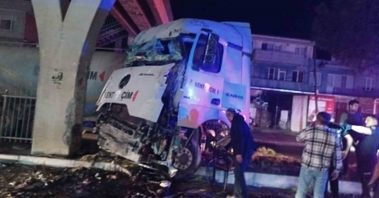 TIR ÜST GEÇİDE ÇARPTI: 1 YARALI
