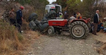 MANİSA’DA TRAKTÖR DEVRİLDİ: 2 ÖLÜ, 3 YARALI
