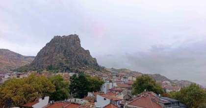 AFYONKARAHİSAR’DA YAĞIŞLI HAVA ETKİSİNİ SÜRDÜRÜYOR
