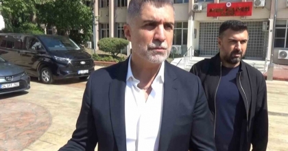 SANATÇI ÖZCAN DENİZ, KARDEŞLERİNİN HAKARET DAVASINDA İFADE VERDİ
