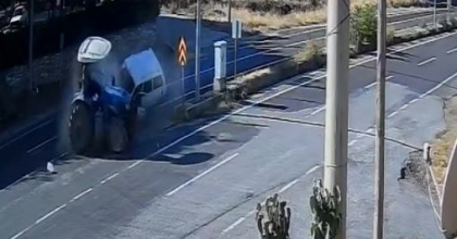 OTOMOBİL İLE TRAKTÖRÜN ÇARPIŞTIĞI KAZA ANI GÜVENLİK KAMERASINA YANSIDI
