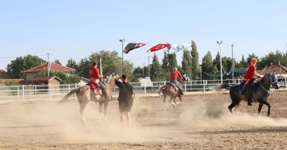 ÇİVRİL’DE FESTİVAL COŞKUSUNA ATLI CİRİT GÖSTERİSİ