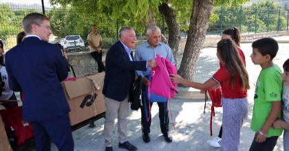 HONAZ’DA İLKOKUL ÖĞRENCİLERİNE ÇANTA DESTEĞİ