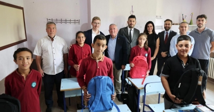 HONAZ'DA OKUL ÇANTALARI ÖĞRENCİLERE ULAŞIYOR