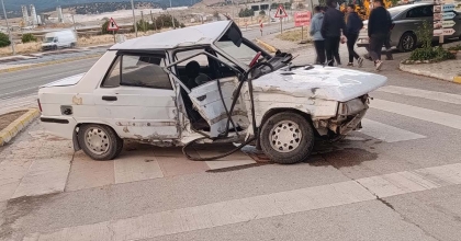 KAMYONETLE OTOMOBİLLE ÇARPIŞTI: 3 YARALI
