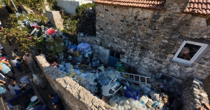 KÖTÜ KOKULARIN YAYILDIĞI ÇÖP EVDEN 5 TON ÇÖP ÇIKARILDI