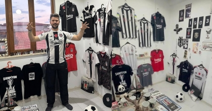 ODASINI TAKIMININ RENKLERİYLE DONATTI