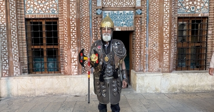 SULTAN ALPARSLAN KIYAFETİYLE İL İL GEZİYOR