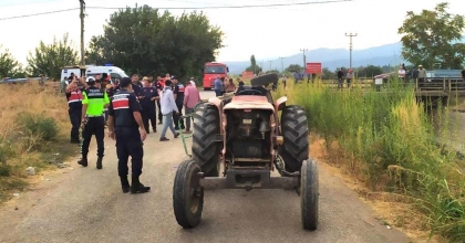 TURGUTLU’DA TRAKTÖRÜN İŞÇİ TAŞIYAN KASASI DEVRİLDİ: 4 YARALI