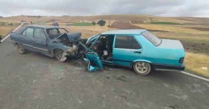 OTOMOBİLLERİN KAFA KAFAYA ÇARPIŞTIĞI KAZADA 5 KİŞİ YARALANDI
