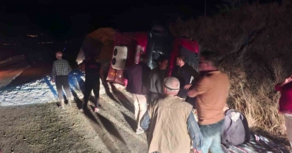 KONTROLDEN ÇIKAN KUM YÜKLÜ TIR DEVRİLDİ: 1 YARALI
