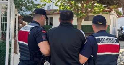 İZMİR’DE 10 YIL 10 AY KESİNLEŞMİŞ HAPİS CEZASI BULUNAN FİRARİ YAKALANDI
