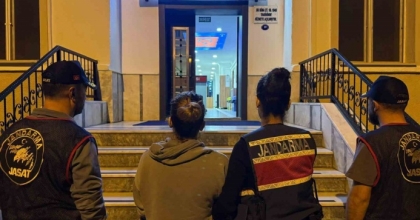 FİRARİ KADIN MUTFAKTAKİ GİZLİ BÖLMEDE YAKALANDI