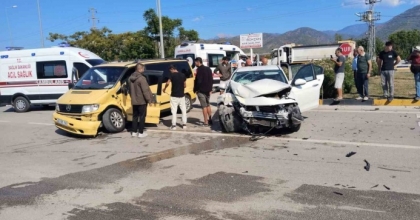 FETHİYE’DE OTOMOBİL İLE KAMYONET ÇARPIŞTI: 5 YARALI
