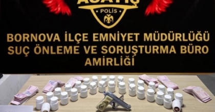 İZMİR’DE BİR EVDE BİNLERCE UYUŞTURUCU HAP ELE GEÇİRİLDİ

