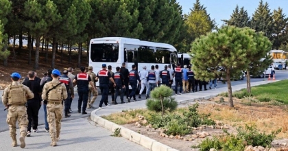 ÇEŞME BELEDİYESİ OPERASYONUNDA 12 ŞÜPHELİ ADLİYEYE SEVK EDİLDİ