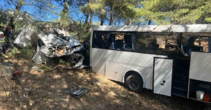 TURİSTLERİ TAŞIYAN OTOBÜS ŞARAMPOLE UÇTU: 1 ÖLÜ

