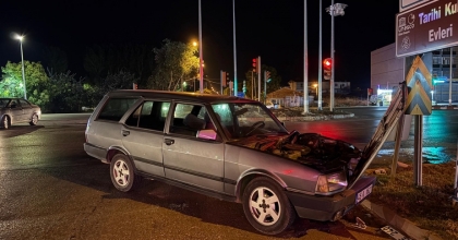 OTOMOBİLLER KAVŞAKTA ÇARPIŞTI: 1 YARALI