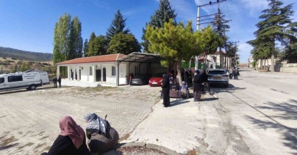 CENAZEYE GELEN YAŞLILAR GÜNEŞ ALTINDA KALDI
