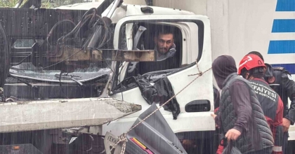 MENTEŞE’DE YAĞIŞ KAZAYI BERABERİNDE GETİRDİ, ŞOFÖR ARAÇTA SIKIŞTI
