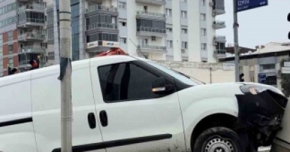DİREKSİYON HAKİMİYETİNİ KAYBEDEN ARAÇ YOLDAN ÇITI

