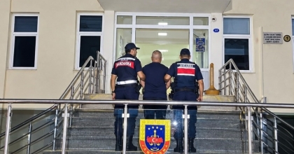 İZMİR’DE 27 YIL HAPİSLE ARANAN FİRARİ YAKALANDI
