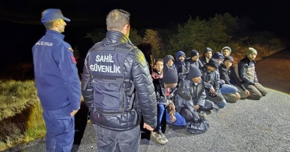 MOBİL RADAR TESPİT ETTİ, KAÇAK GÖÇMENLER YAKALANDI
