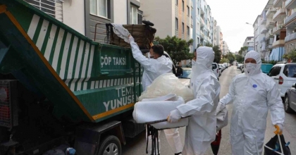 MANİSA’DA ÇÖP EVDEN 6 KAMYON ATIK ÇIKARILDI
