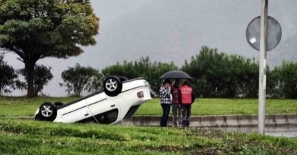 SAĞANAK YAĞIŞTA KONTROLDEN ÇIKAN OTOMOBİL TAKLA ATTI
